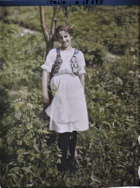 Image représentant Costume traditionnel de jeune fille