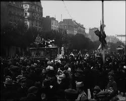 Image représentant Le cortège de la Reine des forains à travers la foire aux pains d'épices