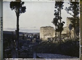 Image représentant Segment du mur de Theodose II (muraille terrestre de la mer de Marmara à la Corne d'Or), bordé un cimetière