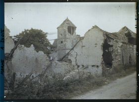 Image représentant Chassins, Un Coin du Village ; le Clocher de l'Eglise