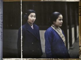 Image représentant L'Exposition Coloniale Internationale de 1931, deux danseuses laotiennes