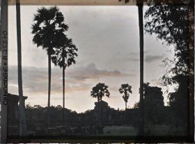 Image représentant Un coucher de soleil sur les abords de la " grande chaussée "