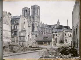 Image représentant France, Reims, Cathédrale (Sud Est) et maison en bois
