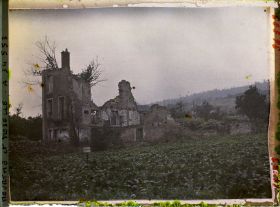 Image représentant France, Norroy, Ruines sur la route de Metz   ; au fond, le Bois Le Prêtre