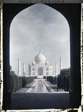 Image représentant Le grand canal axial et le mausolée vus de la porte monumentale de l'enceinte du Taj Mahal