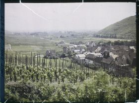 Image représentant France, Kaysersberg, Les Dernières maisons de la ville et la plaine ; au fond, le village de Kienzheim