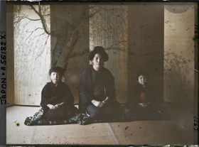 Image représentant Famille paysanne en costume de cérémonie