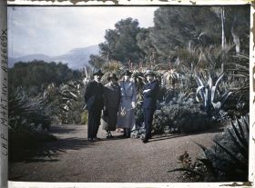 Image représentant Le prince et la princesse Kitashirakawa, Madame Miyaoka et le Prince Ichijo, invités par Albert Kahn, dans le jardin