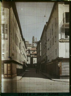 Image représentant La rue Crozatier prise depuis la place du Breuil, avec au fond la cathédrale