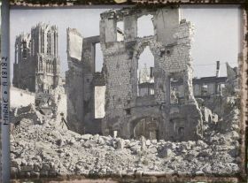 Image représentant France, Reims, Cathédrale, prise du Coin de la rue Hingmar