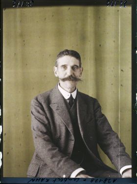 Image représentant Monsieur  https://musee-albert-kahn.s-museum.fr/home/NWQ2OTAwYzNmYjZlZTk1ZWQwODJmMjY4L2dlbmVyaWMtbm90aWNlLXRhYi9hdXRob3JpdHkvNjE3YTc5ZjVjZjhiODk2OGIzMzM3ZDIx/5d6900c3fb6ee95ed082f268/generic-notice-tab/authority/617a79ebcf8b8968b33370aa Lambert Kahn