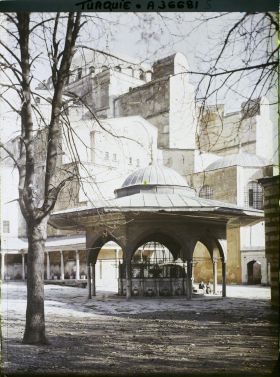 Image représentant Turquie, Constantinople, Mosquée Ste Sophie: fontaine des Ablutions