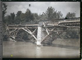 Image représentant France, Missy-s/-Aisne, Pont détruit par les Allemands et reconstruit par le Génie Français