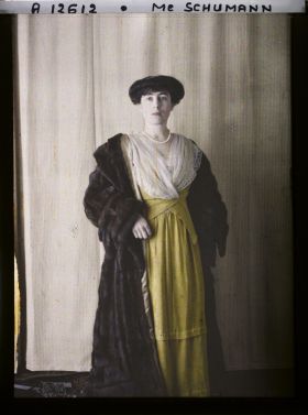 Image représentant https://musee-albert-kahn.s-museum.fr/home/NWQ2OTAwYzNmYjZlZTk1ZWQwODJmMjY4L2dlbmVyaWMtbm90aWNlLXRhYi9hdXRob3JpdHkvNjE3YTc5ZjVjZjhiODk2OGIzMzM3ZDIx/5d6900c3fb6ee95ed082f268/generic-notice-tab/authority/617a79ebcf8b8968b33377c8 Madame Schumann