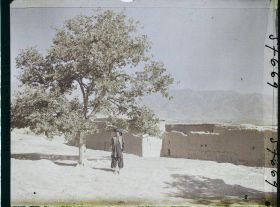 Image représentant Afghanistan,Argandé 25Kil. Sud de Kaboul, Vue vers les montagnes de Paghman et Village de Tchounghar