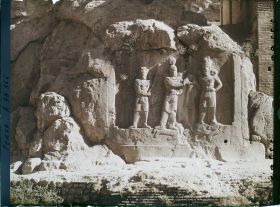 Image représentant A droite des grottes, haut-relief représentant l'investiture d'Ardashir II par Mithra et Ahura Mazda