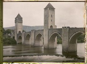 Image représentant France, Cahors, Le pont Valentré pris en aval vers la Ville