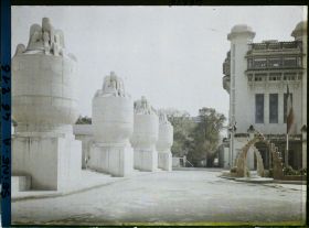 Image représentant L'exposition des arts décoratifs, grandes urnes devant le pavillon de la Manufacture de Sèvres et tour de Champagne