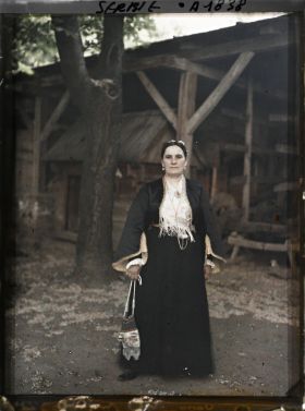 Image représentant Femme en costume de ville serbe: la libada (d'origine grecque) et le fez