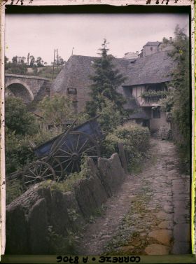Image représentant Une vieille maison à balcon de la rive droite prise de la Vézère