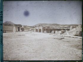 Image représentant La cour centrale du Palais en direction des Propylées sud. A droite, l'escalier monumental ouest