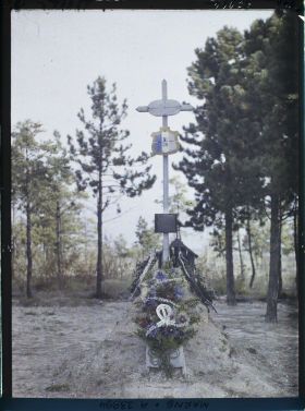 Image représentant France, Hurlus, Un coin du Cimetière ; le Monument