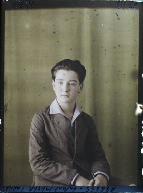 Image représentant Le  https://musee-albert-kahn.s-museum.fr/home/NWQ2OTAwYzNmYjZlZTk1ZWQwODJmMjY4L2dlbmVyaWMtbm90aWNlLXRhYi9hdXRob3JpdHkvNjE3YTc5ZjVjZjhiODk2OGIzMzM3ZDIx/5d6900c3fb6ee95ed082f268/generic-notice-tab/authority/617a79ebcf8b8968b33373f2 fils ainé de monsieur Meyer