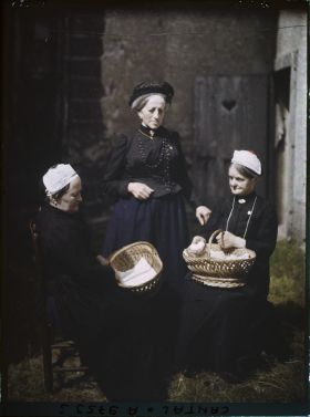 Image représentant Catherine, Julienne et Mademoiselle Maria Bérand avec la coiffe et le chapeau de Saint-Flour