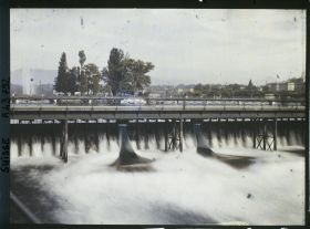 Image représentant Le pont de la Machine (barrage), le Rhône et l'île Rousseau