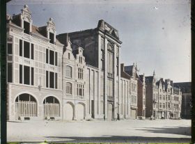 Image représentant Belgique, Louvain, Place du Vieux Marché, entrée de la Bibliothèque, et maisons neuves