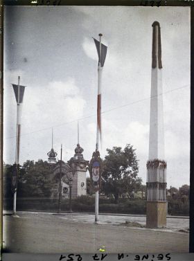 Image représentant Mâts décoratifs porte Maillot pour les fêtes de la Victoire des 13 et 14 juillet