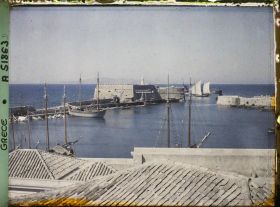 Image représentant Le petit port vénitien, avec son fort, et quelques bateaux, depuis la ville