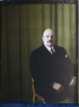 Image représentant https://musee-albert-kahn.s-museum.fr/home/NWQ2OTAwYzNmYjZlZTk1ZWQwODJmMjY4L2dlbmVyaWMtbm90aWNlLXRhYi9hdXRob3JpdHkvNjE3YTc5ZjVjZjhiODk2OGIzMzM3ZDIx/5d6900c3fb6ee95ed082f268/generic-notice-tab/authority/617a79ebcf8b8968b3336747 Monsieur Arif Bey