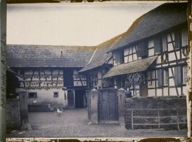 Image représentant France Alsace, Strasbourg, Enzheim : La Cour qui fait suite à la Maison