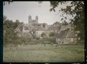 Image représentant France, Gourdon (Lot), Un coin de la ville et les tours St Pierre vus de la route du cimetière