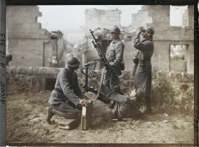 Image représentant Quatre soldats d'une section de mitrailleurs en situation de tir avec une mitrailleuse de type Saint-Etienne