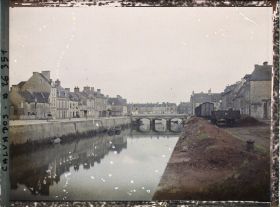 Image représentant Isigny-sur-Mer vu à l'entrée du port