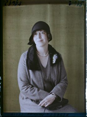 Image représentant https://musee-albert-kahn.s-museum.fr/home/NWQ2OTAwYzNmYjZlZTk1ZWQwODJmMjY4L2dlbmVyaWMtbm90aWNlLXRhYi9hdXRob3JpdHkvNjE3YTc5ZjVjZjhiODk2OGIzMzM3ZDIx/5d6900c3fb6ee95ed082f268/generic-notice-tab/authority/617a79ebcf8b8968b33377d7 Madame Sélio