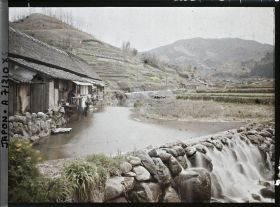 Image représentant Rivière bordée de maisons