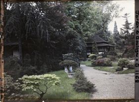 Image représentant Le " village japonais " vu depuis son entrée, côté jardin anglais