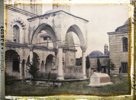 Image représentant Selimiye Camii (Grande Mosquée). Tombeau d'un éminent personnage.