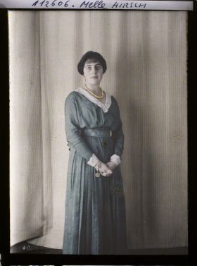 Image représentant https://musee-albert-kahn.s-museum.fr/home/NWQ2OTAwYzNmYjZlZTk1ZWQwODJmMjY4L2dlbmVyaWMtbm90aWNlLXRhYi9hdXRob3JpdHkvNjE3YTc5ZjVjZjhiODk2OGIzMzM3ZDIx/5d6900c3fb6ee95ed082f268/generic-notice-tab/authority/617a79ebcf8b8968b3336f07 Mademoiselle Hirsch