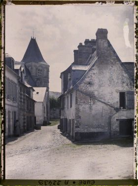 Image représentant Une petite rue et la Tour de l'Eglise