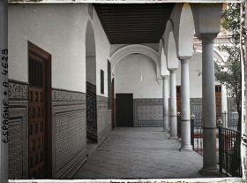 Image représentant Espagne, Séville, Patio de l'hospice de los Veneralle Sacerdotes (Ancne Mon Juive, résidence d'un descendt de Christophe Colomb)