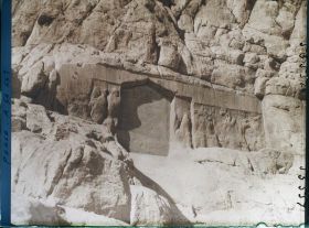 Image représentant Deux bas-reliefs d'époque parthe, celui de gauche est recouvert par une inscription persane (donation du Sheikh Ali Khan Zangana au 17e siècle)