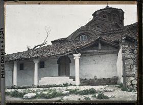 Image représentant Le porche et l'entrée de la vieille église Saint Clément