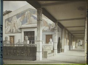 Image représentant L'Exposition des arts décoratifs, Galeries des sections étrangères, à gauche le patio Bouchard