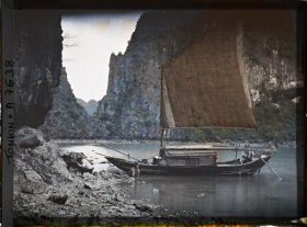 Image représentant Un sampan voile déployée dans le " Groupe de la Surprise "