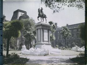 Image représentant Le square Lafayette et le pavillon Colbert au Louvre, cour Napoléon