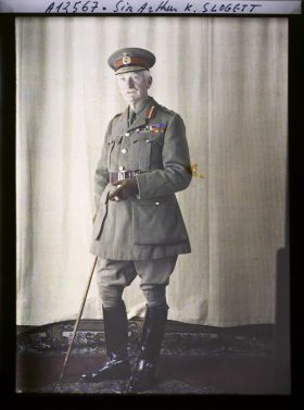 Image représentant Le général  https://musee-albert-kahn.s-museum.fr/home/NWQ2OTAwYzNmYjZlZTk1ZWQwODJmMjY4L2dlbmVyaWMtbm90aWNlLXRhYi9hdXRob3JpdHkvNjE3YTc5ZjVjZjhiODk2OGIzMzM3ZDIx/5d6900c3fb6ee95ed082f268/generic-notice-tab/authority/617a79ebcf8b8968b33377f3 Sir Arthur Thomas Slogett